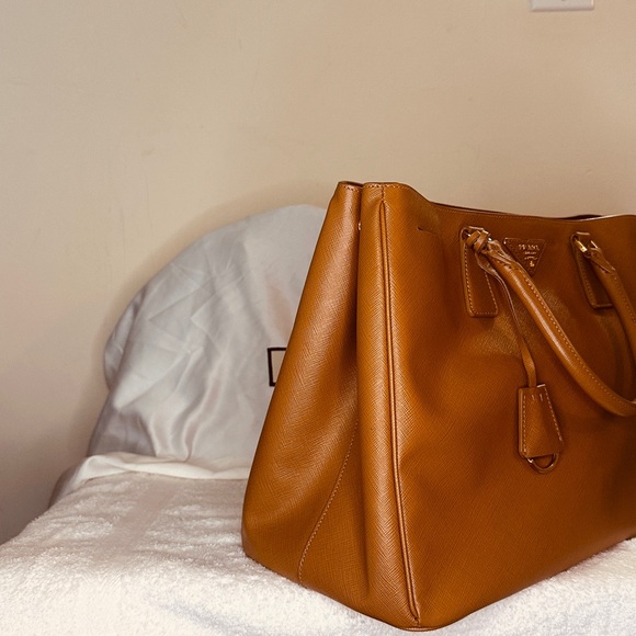 Prada Saffiano Camel with clip closure - Picture 6 of 10